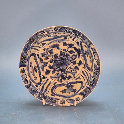 Lot 283 - A 17th century klapsmut blue and white bowl,...