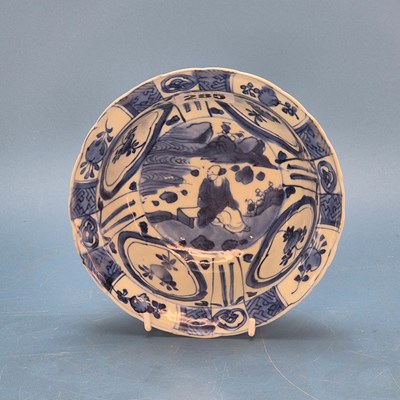 Lot 285 - A 17th century blue and white klapsmut bowl...