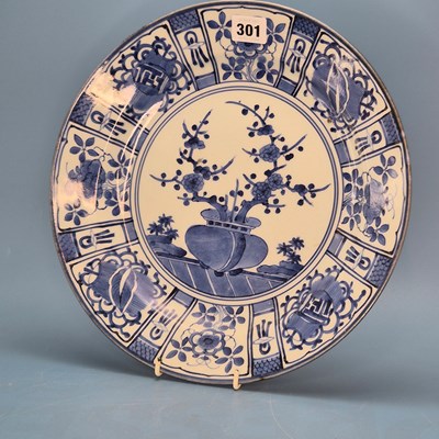 Lot 301 - A 17th century Arita dish painted with a bowl...