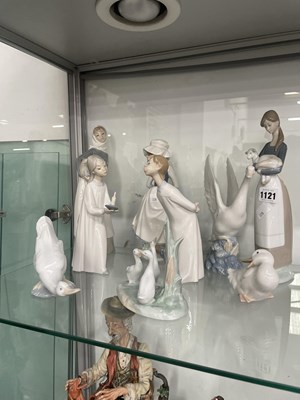 Lot 1121 - Nine Nao and Lladro figurines
