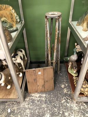 Lot 1324 - An Alec Tiranti modelling stand on grey meal legs