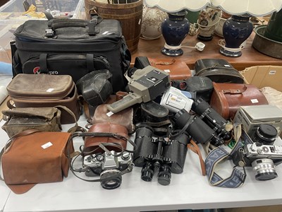 Lot 1481 - Cased binoculars and cameras