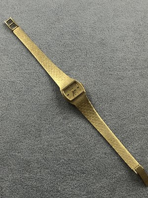 Lot 257 - A 9ct hallmarked gold manual wound Accurist...