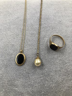 Lot 271 - A 9ct hallmarked gold onyx signet ring, a 9ct...