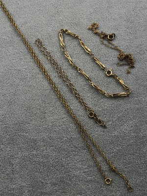 Lot 283 - Gold jewellery to include two 9ct gold...