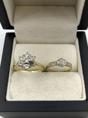 Lot 300 - An 18ct hallmarked gold diamond daisy ring and...