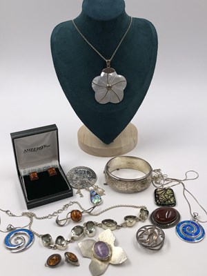 Lot 301 - A collection of silver jewellery to include a...