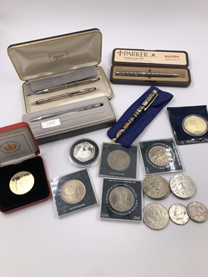 Lot 305 - Pens and coins. A Parker Harlequin 80...