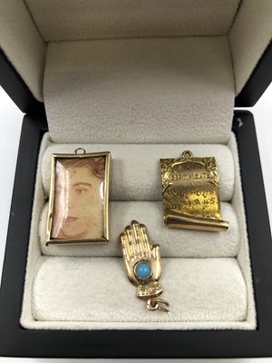 Lot 306 - Three gold charms. A ten shilling note...