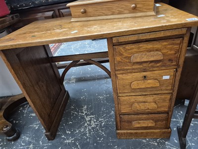 Lot 582 - A small oak single pedestal desk.
