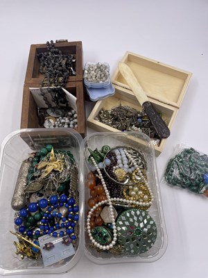 Lot 331 - A selection of jewellery to include vintage...