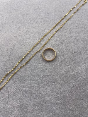 Lot 333 - An antique 18ct gold wedding band ring,...