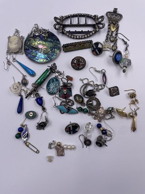 Lot 336 - Jewellery to include a pair of Native American...