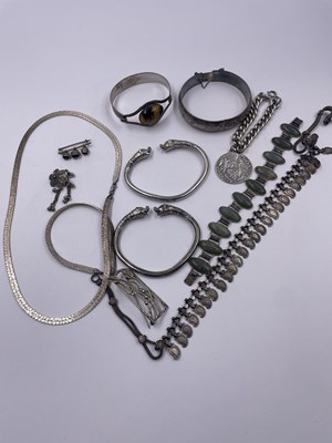 Lot 337 - A vintage collection of silver jewellery,...