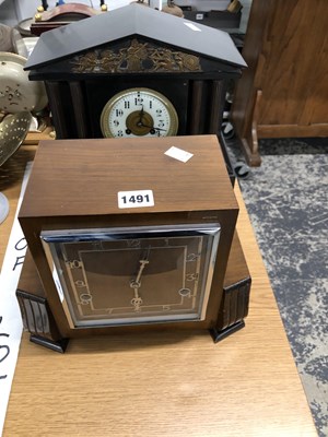 Lot 1491 - A black slate and a 1940's mahogany cased...