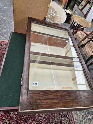 Lot 679 - A display cabinet.