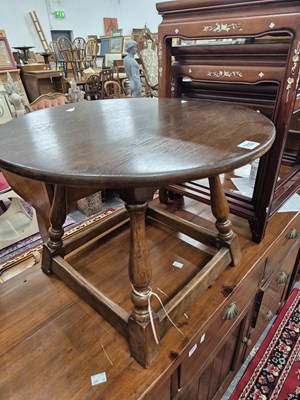 Lot 702 - A small oak coffee table.