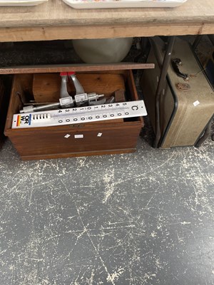 Lot 1587 - A table top chest containing tools, 78rpm...