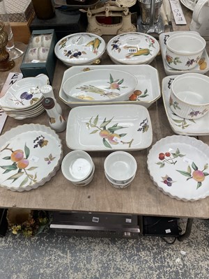 Lot 1591 - A collection of Worcester Evesham Vale porcelains