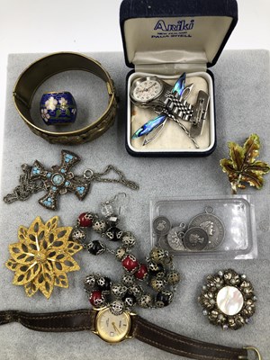 Lot 396 - A vintage decorative hinged bangle, a sekonda...