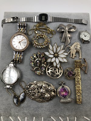 Lot 399 - Jewellery and watches to include Casio,...