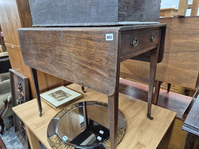 Lot 862 - A Georgian Pembroke table.