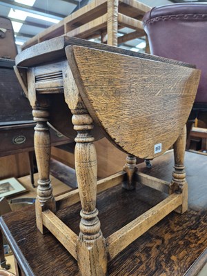 Lot 869 - A small oak drop leaf coffee table.