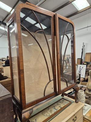 Lot 891 - An art deco style display cabinet.