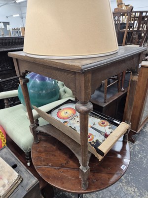 Lot 898 - An oak occasional table.