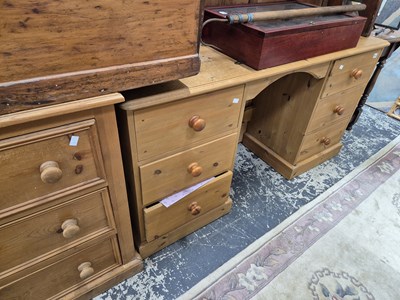 Lot 913 - A pine three drawer chest and a pine dressing...