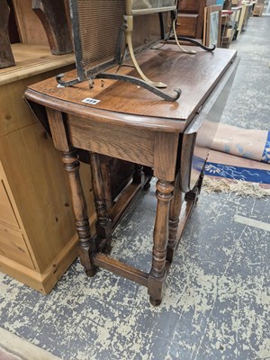 Lot 919 - An oak small gateleg table.