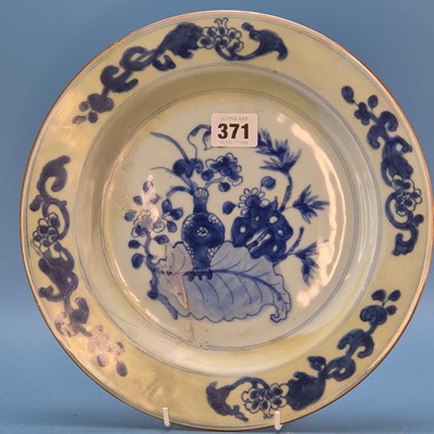 Lot 371 - An 18th century Chinese dish, the rim painted...