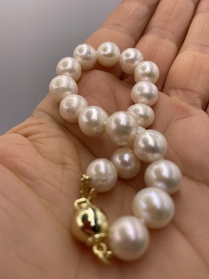 Lot 279 - A white cultured pearl bracelet with a...