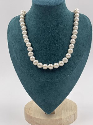 Lot 274 - A white cultured pearl necklace with a...