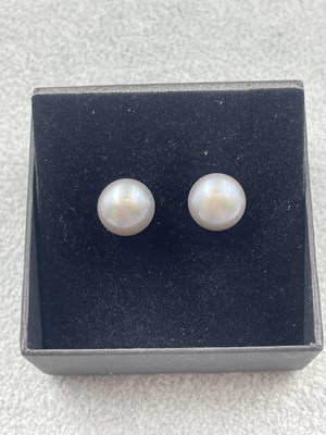 Lot 292 - A pair of 9ct gold oblate spheroid grey...