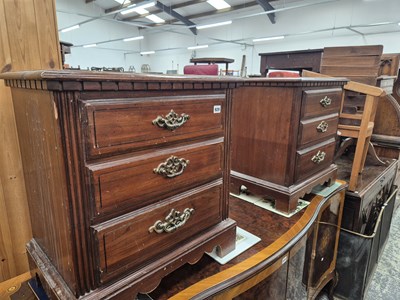 Lot 929 - A pair of modern American bedside cabinets.
