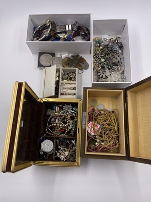 Lot 342 - A collection of costume jewellery and a small...
