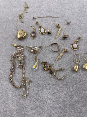Lot 344 - A collection of 9ct old jewellery to include...
