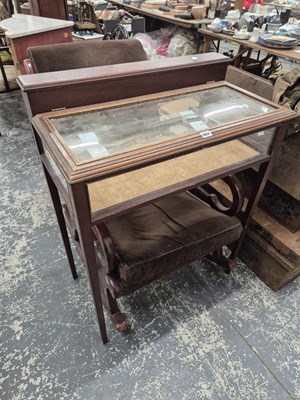 Lot 982 - A bijouterie cabinet.