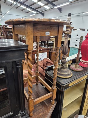 Lot 1018 - An oak occasional table.