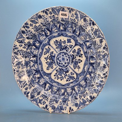 Lot 406 - A pair of Chinese blue and white kraak type...