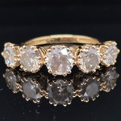 Lot 20 - A certificated five-stone graduated round...