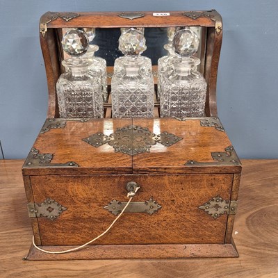 Lot 448 - An electroplate mounted oak three bottle...