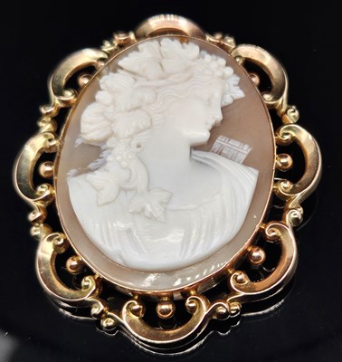 Lot 24 - An antique portrait cameo brooch complete with...