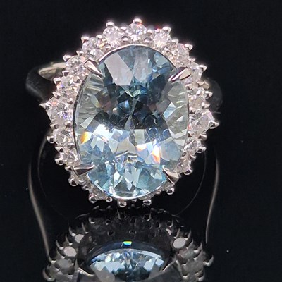 Lot 28 - A hallmarked platinum certificated pale...