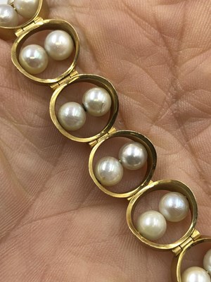 Lot 39 - An unusual vintage pearl bracelet. The...