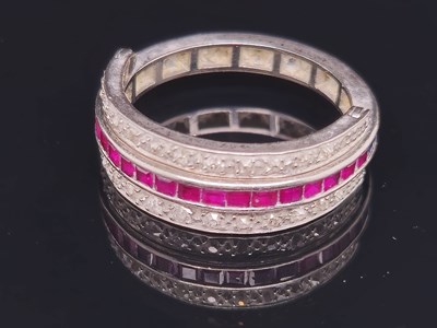 Lot 57 - An Edwardian day and night ring. The ring is...