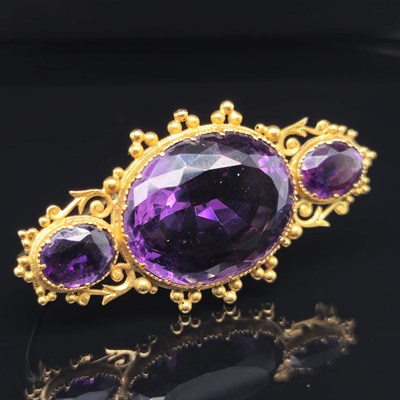 Lot 58 - An antique gemset brooch. Unhallmarked...