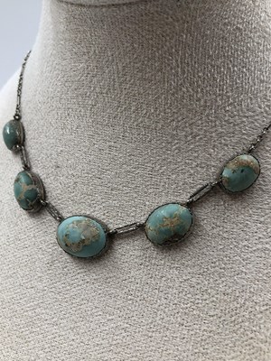 Lot 71 - An Edwardian five-stone graduated turquoise...