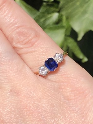 Lot 90 - A vintage 18ct and platinum three-stone...
